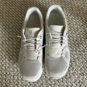 Size 8 Pearl/White On Cloud 5 running sneakers